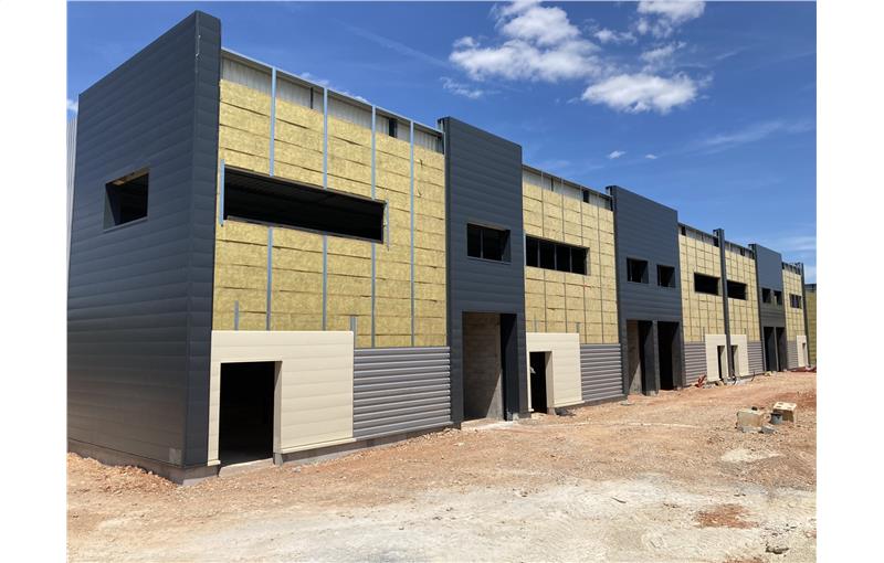 Location d'entrepôt de 3 650 m² à Brignoles - 83170 photo - 1